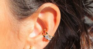 Boucles d'oreilles sans trou ou bagues d'oreilles "ear cuff" : petite histoire...