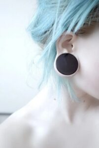 Écarteurs d'oreille : signification et tendances